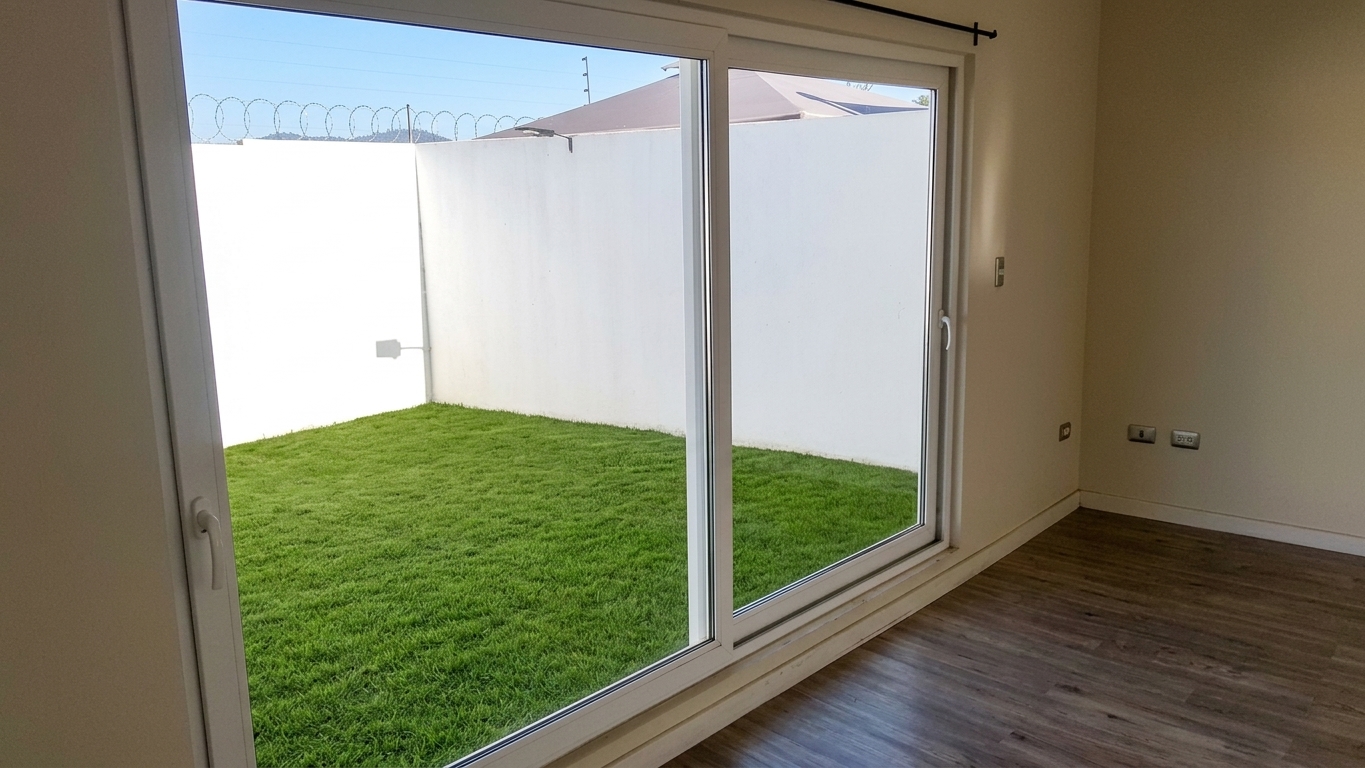 Ventanal interior hacia patio — luz natural
